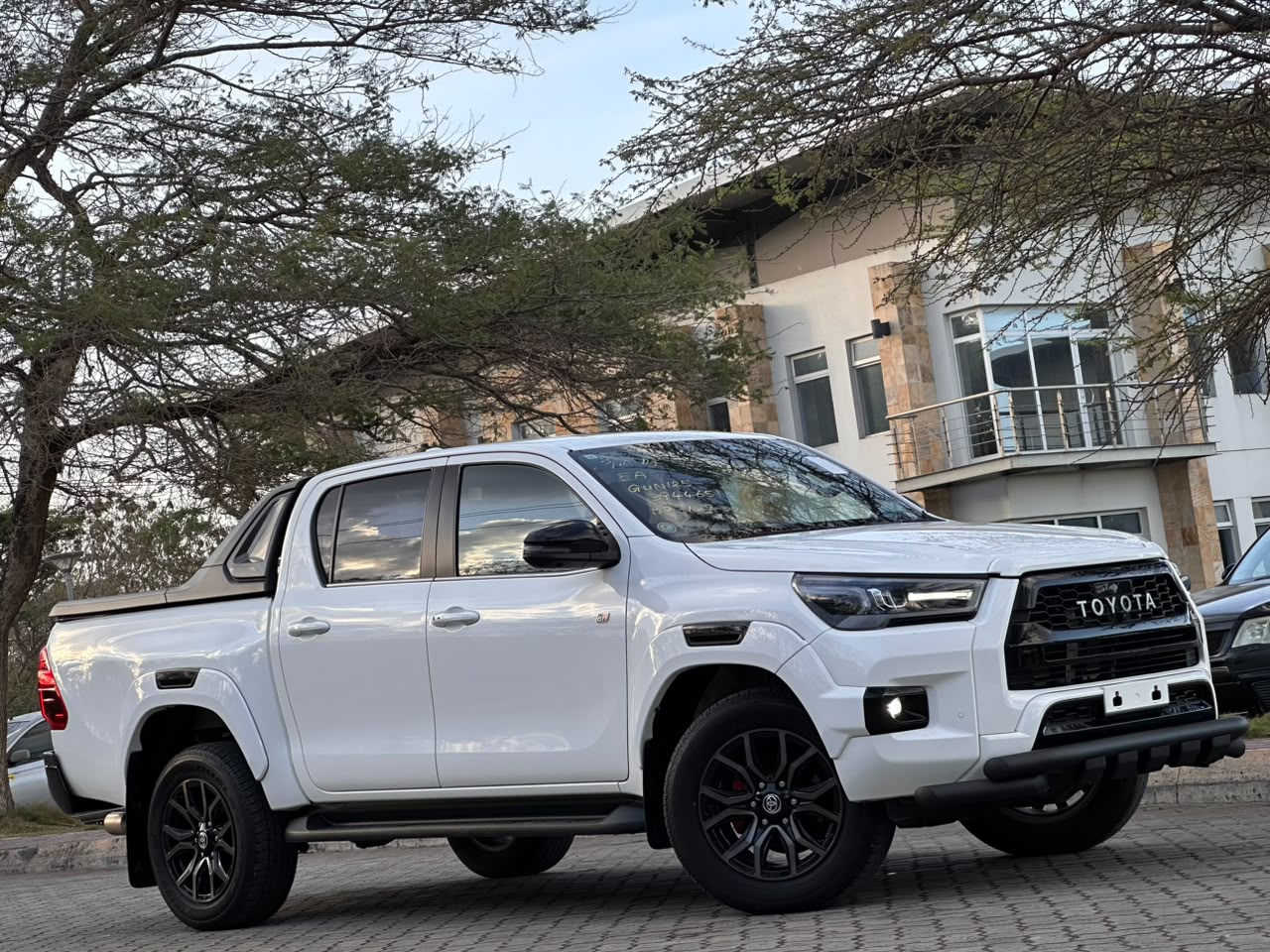 TOYOTA HILUX DOUBLE CABIN